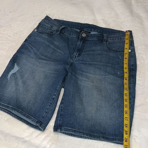 𝅺bermuda Shorts - Picture 2 of 3